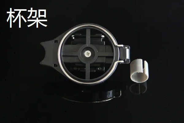 钓鱼箱装配件的方法，鱼竿安装在钓鱼箱右侧