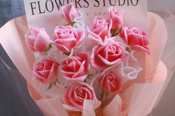 11朵粉色玫瑰的花语，寓意用心去爱、珍贵友情等