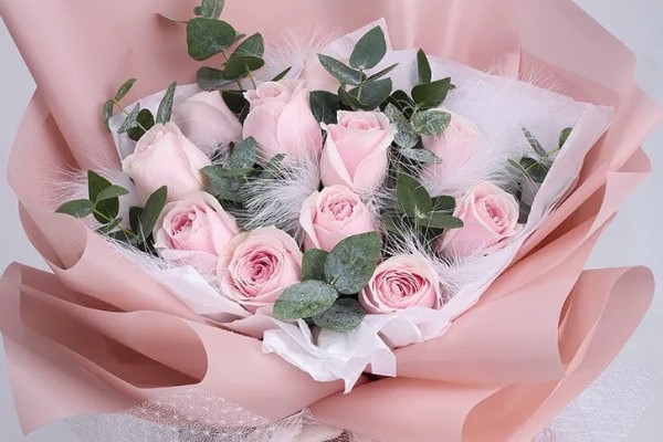 11朵粉色玫瑰的花语，寓意用心去爱、珍贵友情等