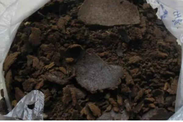 饼肥的简介，是用榨油后剩余的残渣制成的肥料