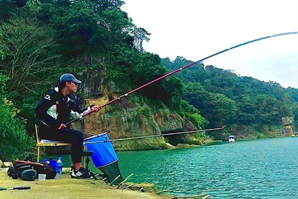 碳素鱼竿怕不怕潮湿，在潮湿环境中竿体上面的金属配件极易生锈