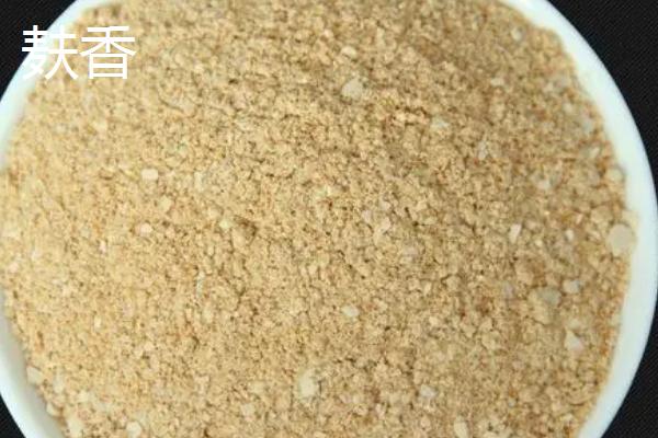 钓鱼用蚯蚓还是猪肝，垂钓杂食性鱼类更适合用蚯蚓