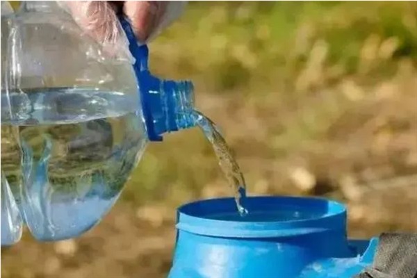草甘膦如何使用，在雨后杂草叶上无灰尘时使用较好
