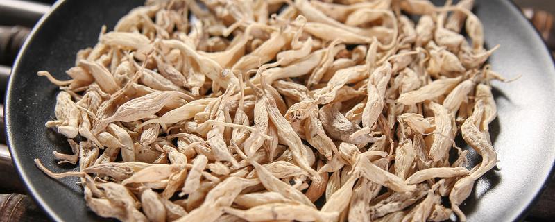 怎么种植麦冬，将种苗垂直紧靠沟壁栽下