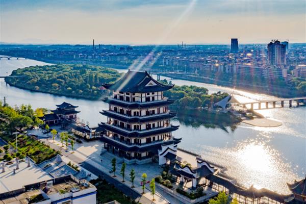 湖南湘乡的土特产，有湘乡烘糕、火焙鱼等