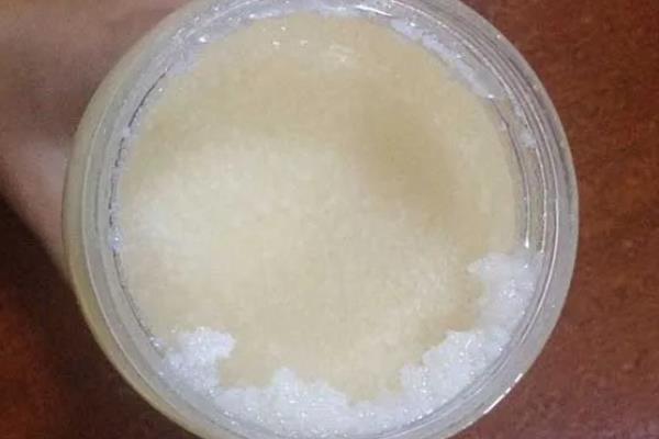 判断蜂蜜是否变质的方法，变质后会产生大量的气泡