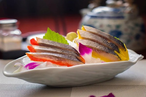 希鲮鱼的简介，是指日本料理中的生鱼片