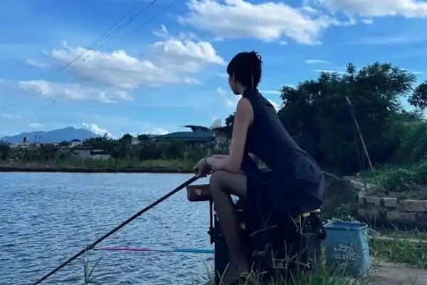 垂钓罗非鱼的技巧，适合在朝阳的高温水域作钓