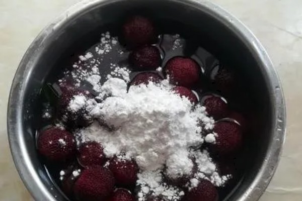 杨梅怎么洗，可以使用盐水浸泡的方式