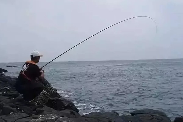 矶钓的抛竿方法，常见的有远投法、前投线法等