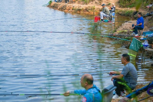 春季钓鱼是钓深还是钓浅，初春可以钓深