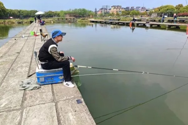春季钓鱼是钓深还是钓浅，初春可以钓深