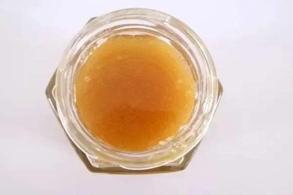 掺了白糖的蜂蜜有哪些特点，其色泽显得黯淡无光