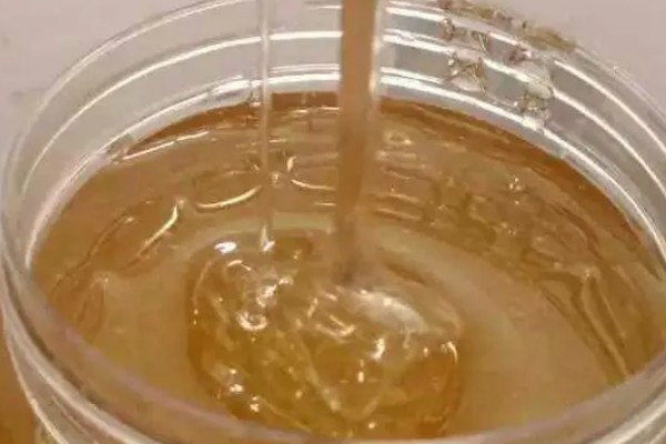 掺了白糖的蜂蜜有哪些特点，其色泽显得黯淡无光