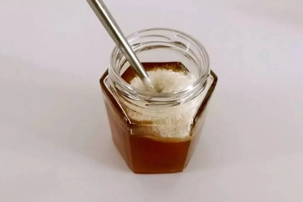 掺了白糖的蜂蜜有哪些特点，其色泽显得黯淡无光