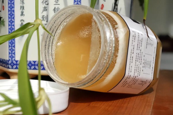 掺了白糖的蜂蜜有哪些特点，其色泽显得黯淡无光