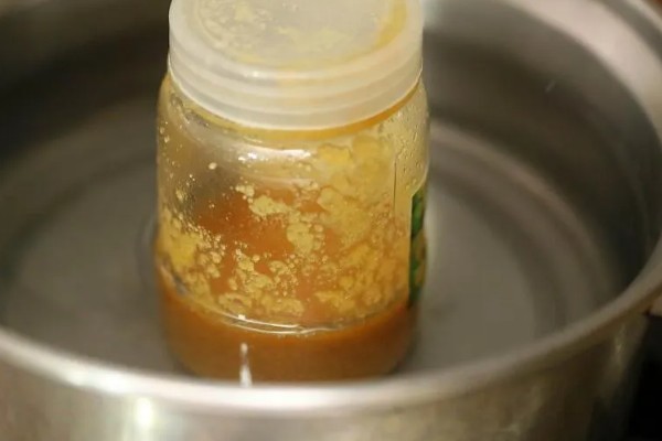 掺了白糖的蜂蜜有哪些特点，其色泽显得黯淡无光