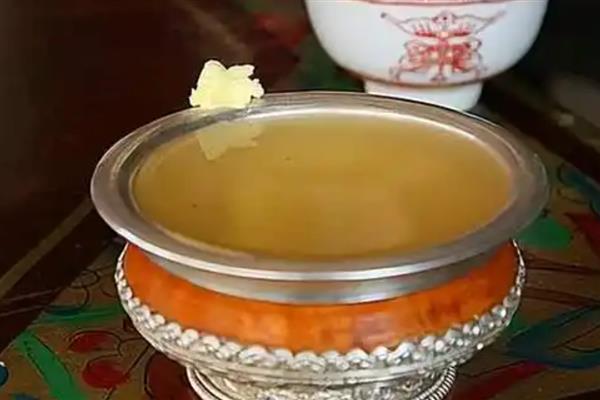 西藏阿里地区的特产，有措勤紫绒山羊、公婆饼等