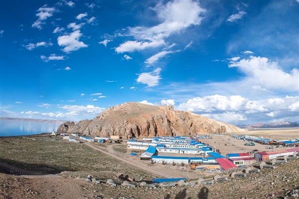 西藏阿里地区的特产，有措勤紫绒山羊、公婆饼等
