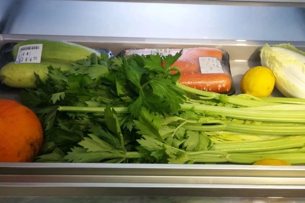 芹菜如何保存,密封后放入冰箱冷藏即可