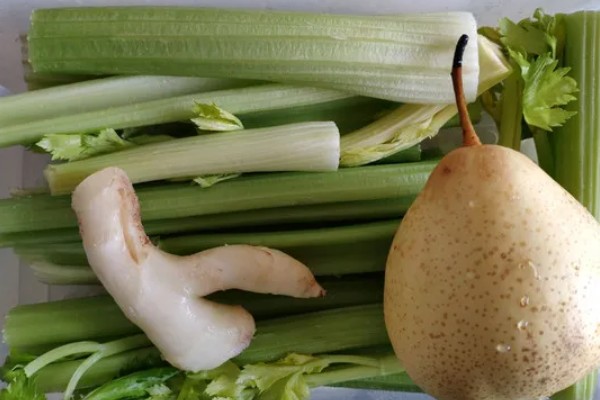 芹菜如何保存,密封后放入冰箱冷藏即可