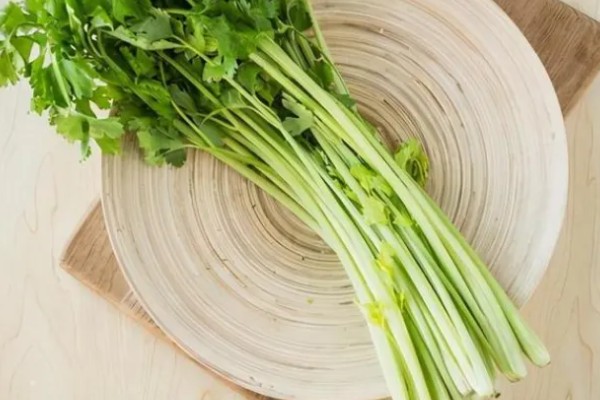 芹菜如何保存,密封后放入冰箱冷藏即可