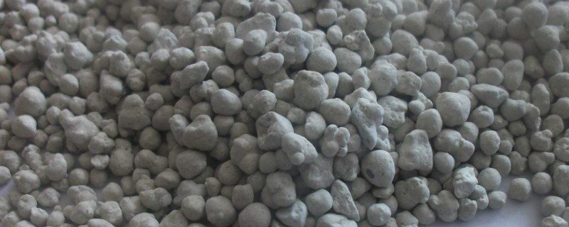 过磷酸钙与有机肥混用的作用，与有机肥一起使用能够改善土壤