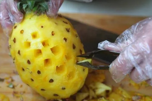 怎么给菠萝去皮，首先要将首尾切除