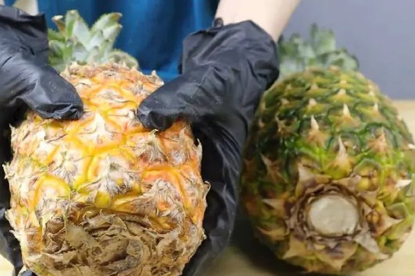 怎么给菠萝去皮，首先要将首尾切除