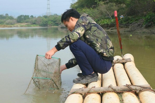 地笼抓河虾放深水还是浅水好，可以将地笼放在浅水中