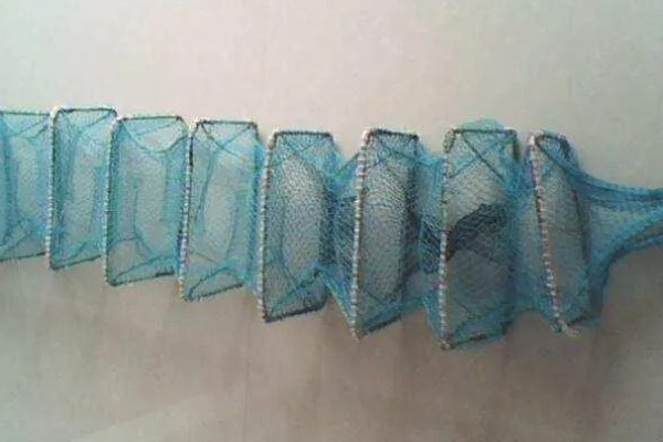 地笼抓河虾放深水还是浅水好，可以将地笼放在浅水中