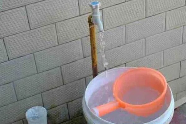 为什么换水后鱼容易死，可能是水中没有除氯