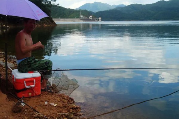 水库钓鱼如何调漂，先大概测量一下水的深度