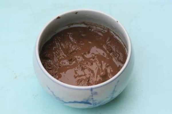 睡莲的种植方法，先将小苗的老根或烂根全部剪去