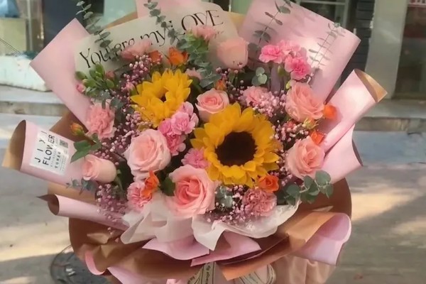 向日葵加粉玫瑰代表什么,寓意浪漫表白、青春活泼等