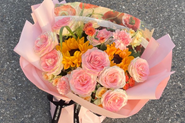 向日葵加粉玫瑰代表什么,寓意浪漫表白、青春活泼等