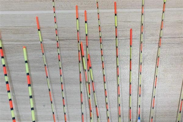 电子夜光漂的用法，安装电池后才能发亮