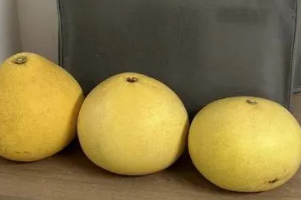 柚子有哪几种颜色，有黄心柚也有红心柚