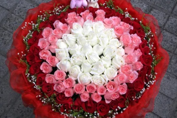 99朵玫瑰的花语，寓意长长久久的感情