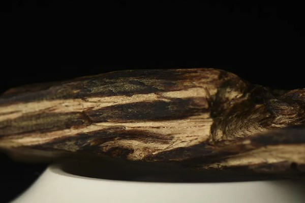 白奇楠沉香有哪些特征，气味清香且持久