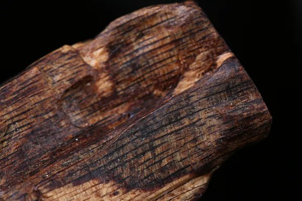 白奇楠沉香有哪些特征，气味清香且持久