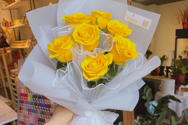 7朵黄玫瑰的花语,寓意偷偷爱着你