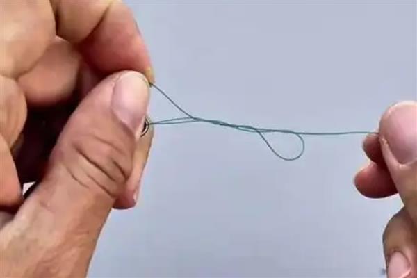 主线怎么绑八字环,首先从八字环中穿出并虚绕2-3圈