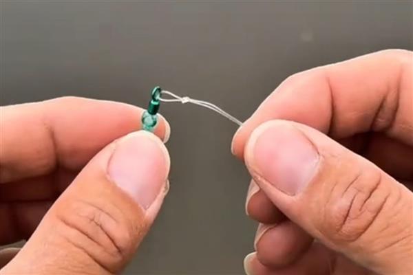 主线怎么绑八字环,首先从八字环中穿出并虚绕2-3圈