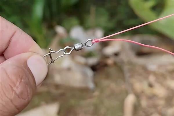 主线怎么绑八字环,首先从八字环中穿出并虚绕2-3圈