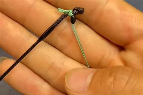 主线怎么绑八字环,首先从八字环中穿出并虚绕2-3圈