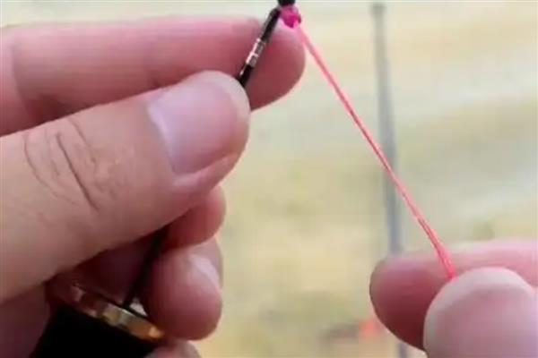 主线怎么绑八字环,首先从八字环中穿出并虚绕2-3圈