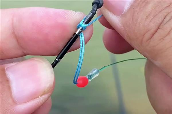 主线怎么绑八字环,首先从八字环中穿出并虚绕2-3圈