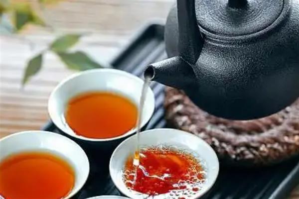 红茶的泡法，可以用纯净水或泉水来冲泡