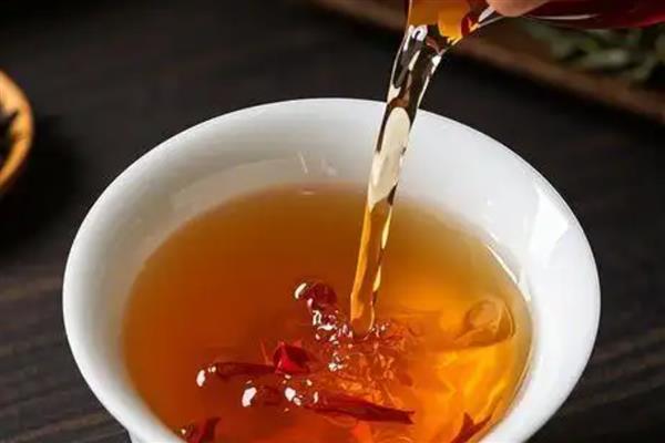 红茶的泡法，可以用纯净水或泉水来冲泡